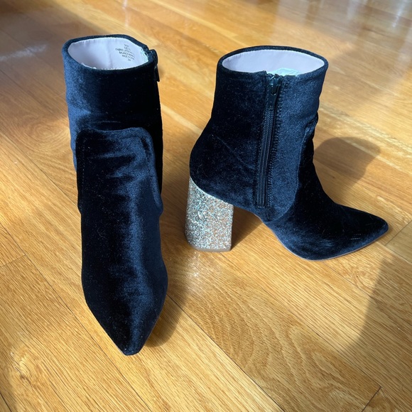 Womens Betsey Johnson Kacey Black Velvet Glitter Block Heel Booties Size 7!! - Picture 7 of 8